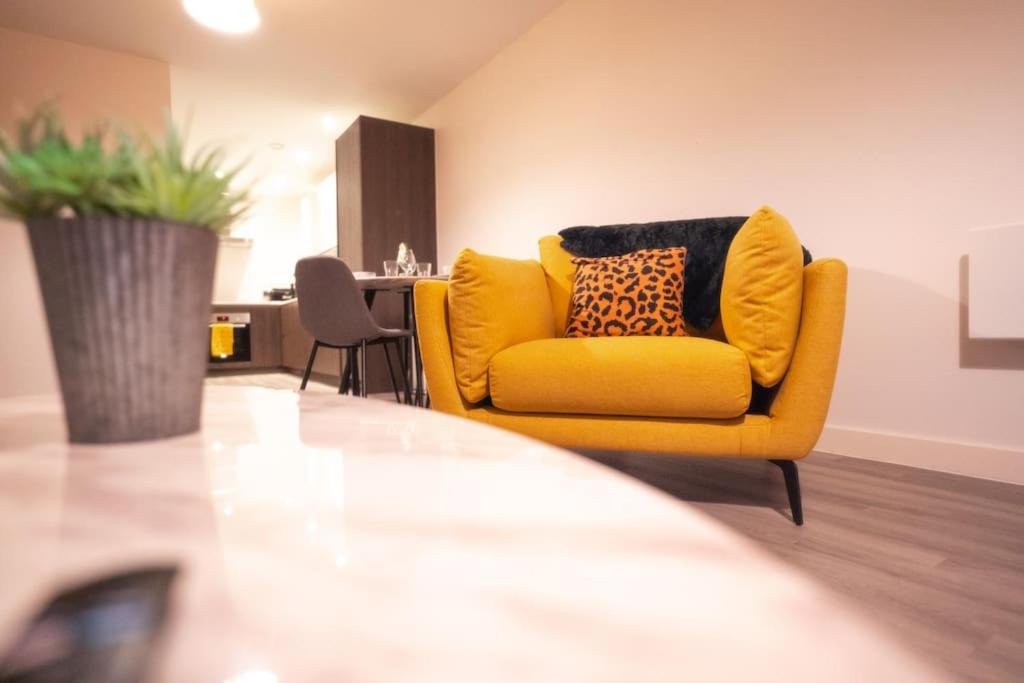 Manchester City Centre Apt, with Free Secured Parking & Balcony, Sleeps 4 - FREE 1 HOUR EARLY CHECK IN FOR 2 NIGHT STAYS ONLY UNTIL THE END OF MAY view 5