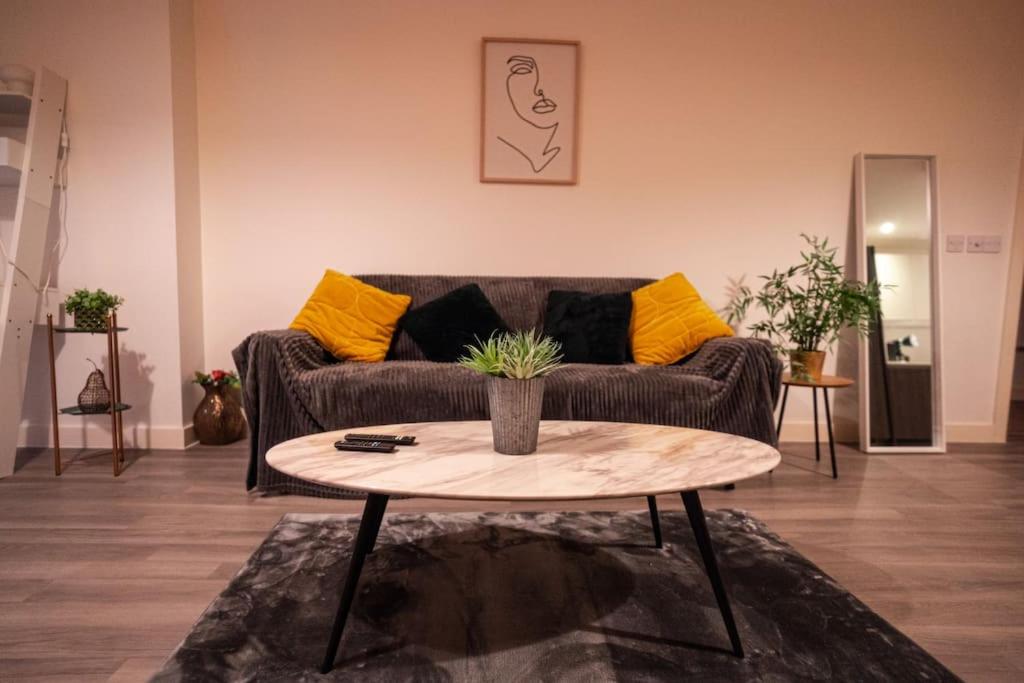 Manchester City Centre Apt, with Free Secured Parking & Balcony, Sleeps 4 - FREE 1 HOUR EARLY CHECK IN FOR 2 NIGHT STAYS ONLY UNTIL THE END OF MAY view 3