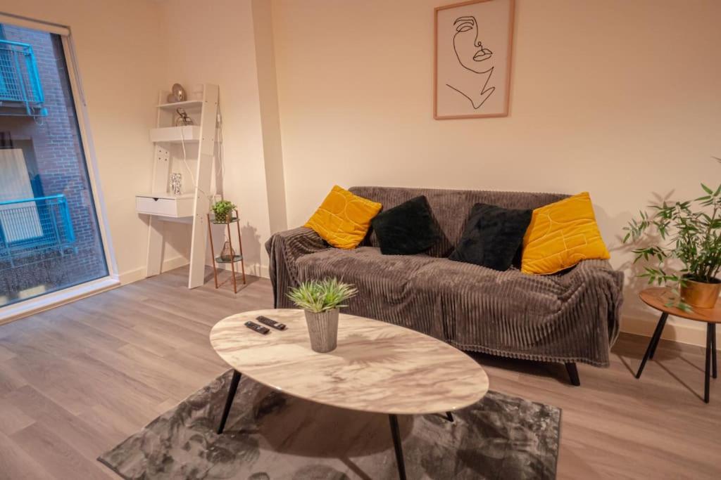 Manchester City Centre Apt, with Free Secured Parking & Balcony, Sleeps 4 - FREE 1 HOUR EARLY CHECK IN FOR 2 NIGHT STAYS ONLY UNTIL THE END OF MAY view 4