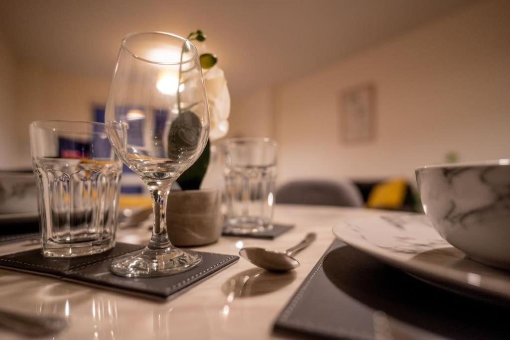 Manchester City Centre Apt, with Free Secured Parking & Balcony, Sleeps 4 - FREE 1 HOUR EARLY CHECK IN FOR 2 NIGHT STAYS ONLY UNTIL THE END OF MAY view 2