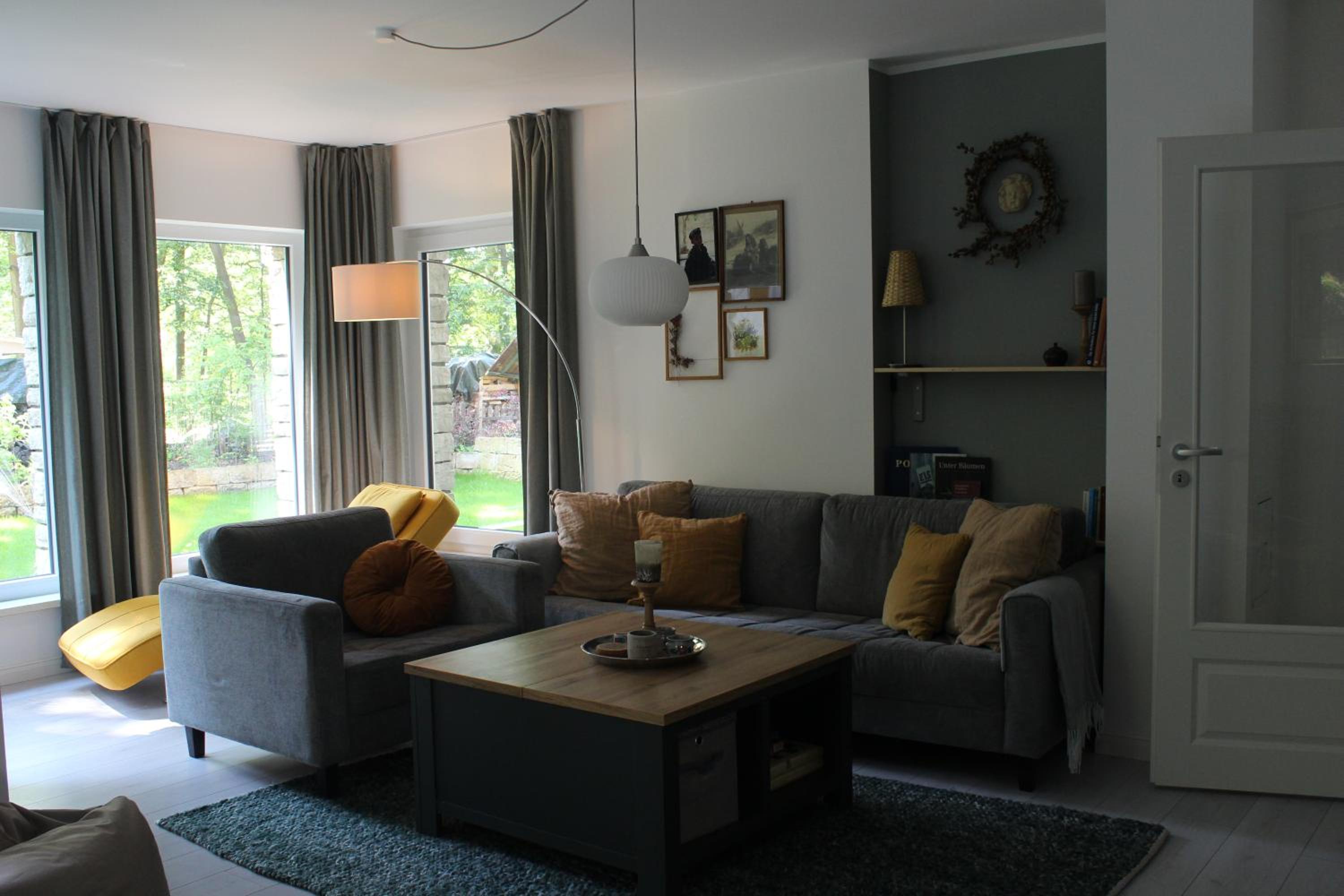 Moderne Wohnung im skandinavischen Stil am Waldrand