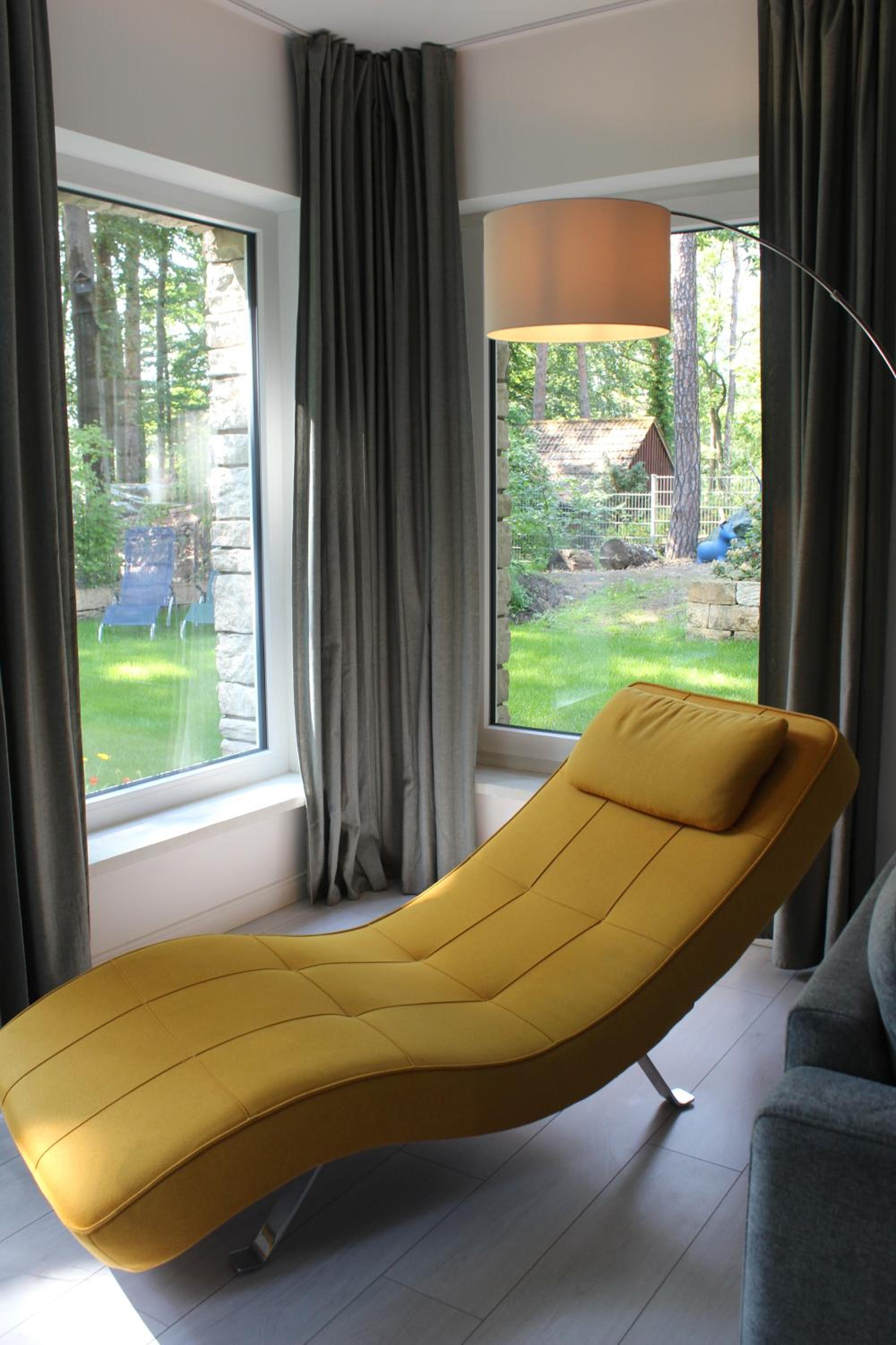 Moderne Wohnung im skandinavischen Stil am Waldrand