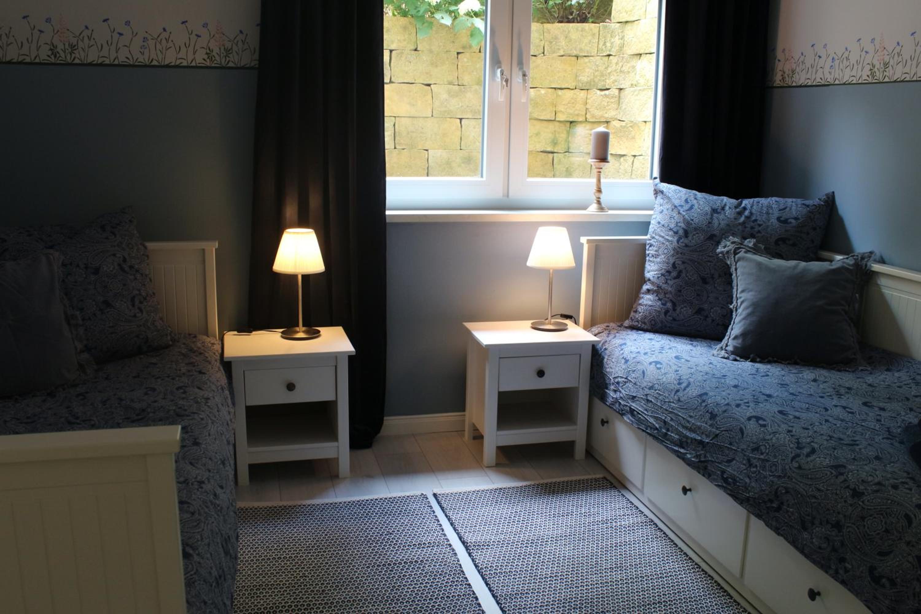 Moderne Wohnung im skandinavischen Stil am Waldrand
