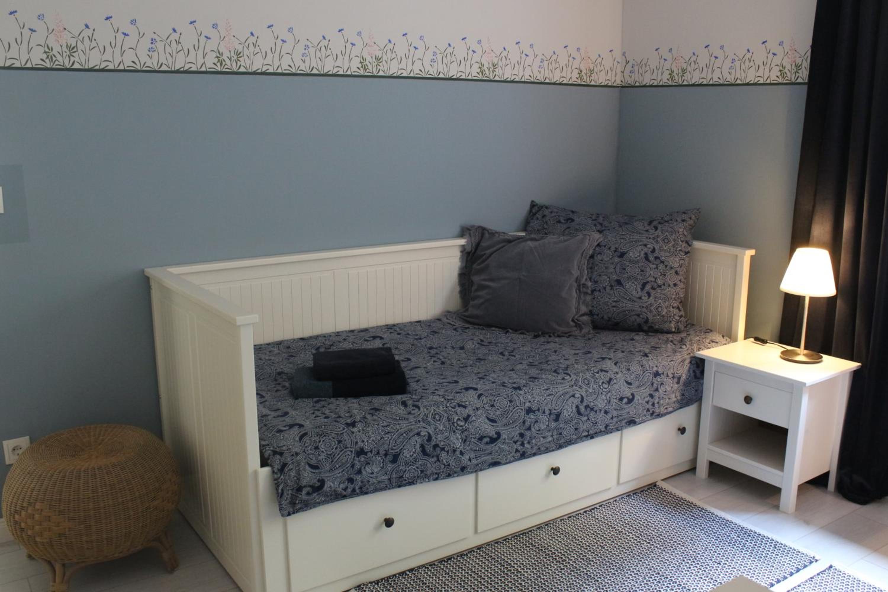 Moderne Wohnung im skandinavischen Stil am Waldrand