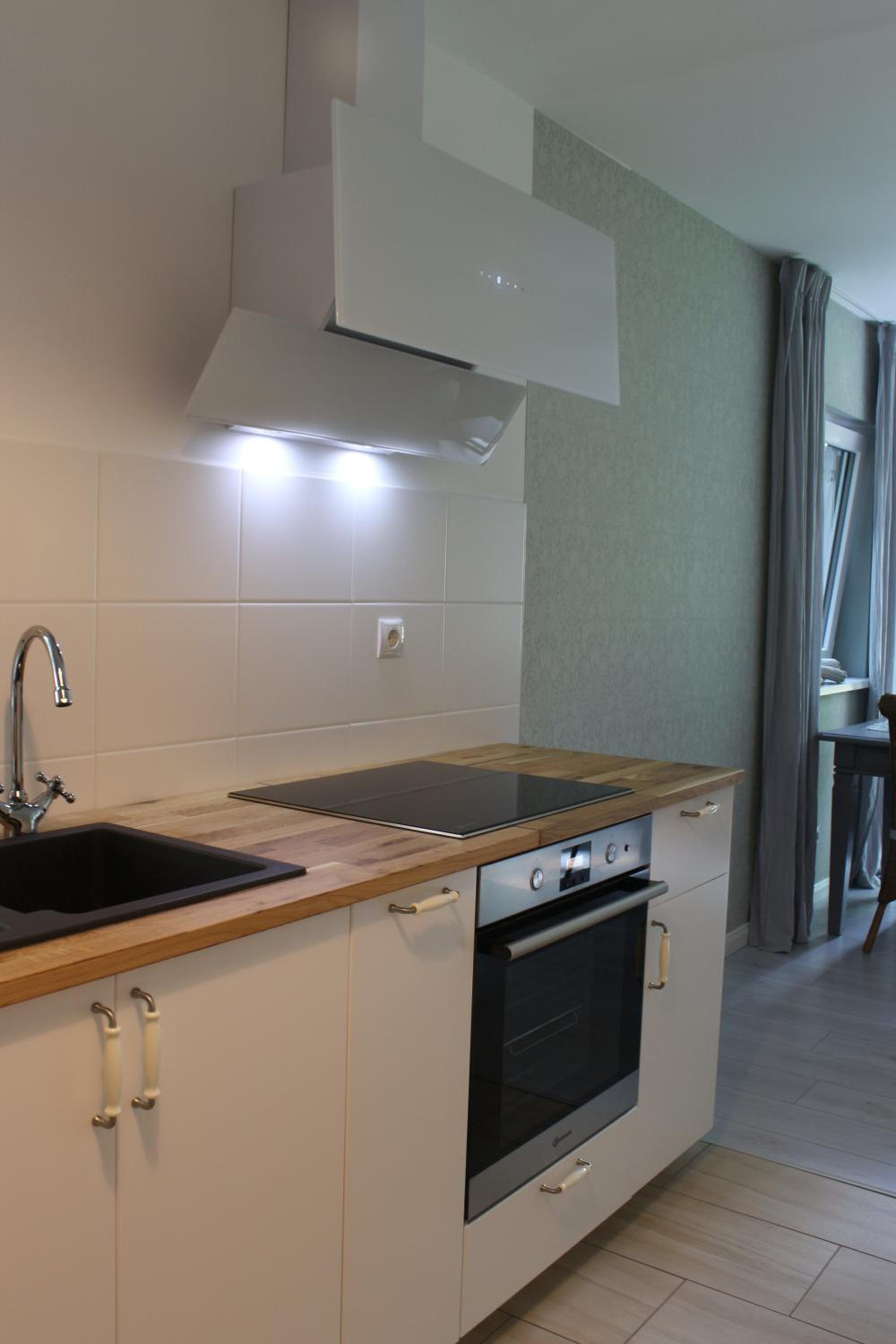 Moderne Wohnung im skandinavischen Stil am Waldrand