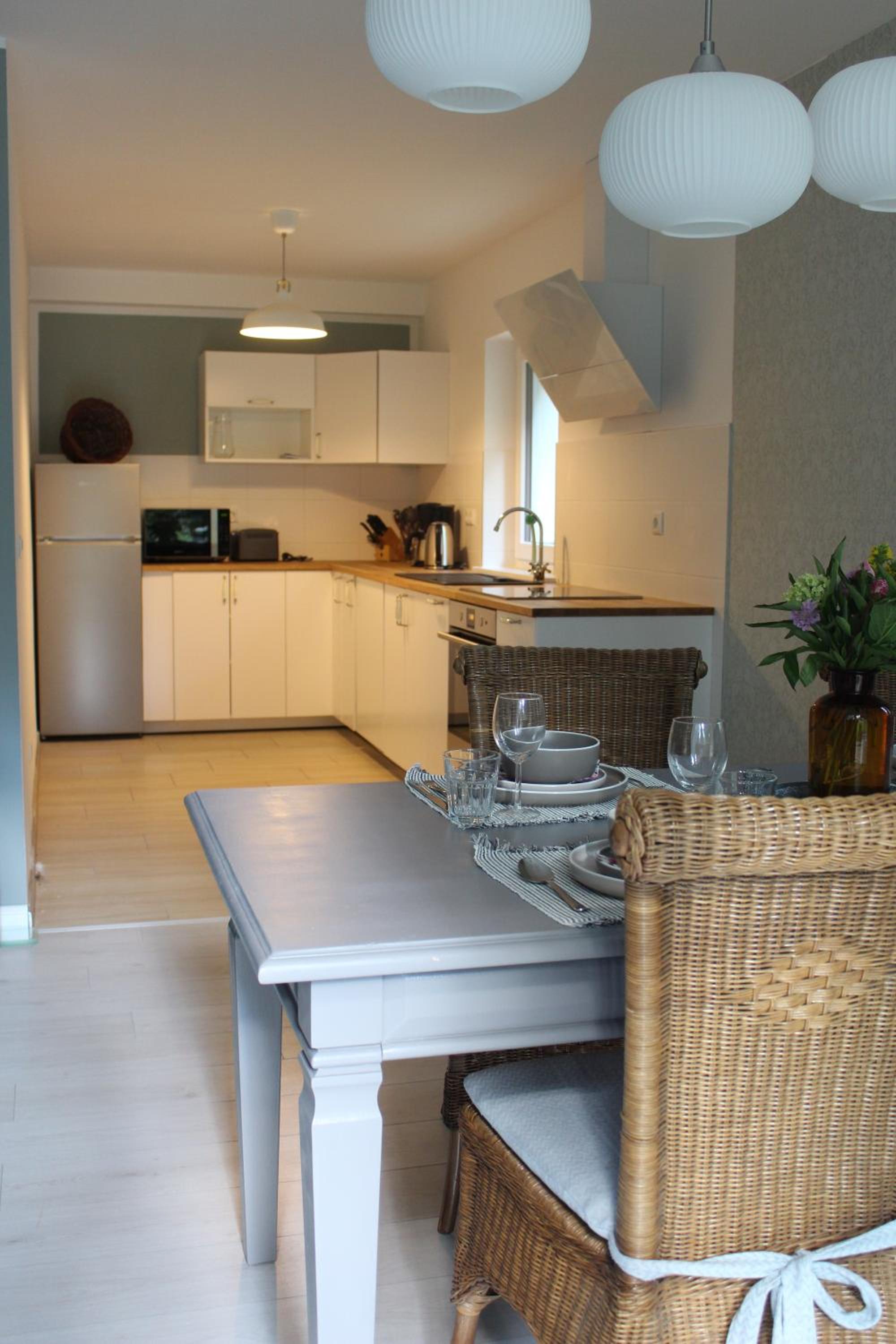 Moderne Wohnung im skandinavischen Stil am Waldrand