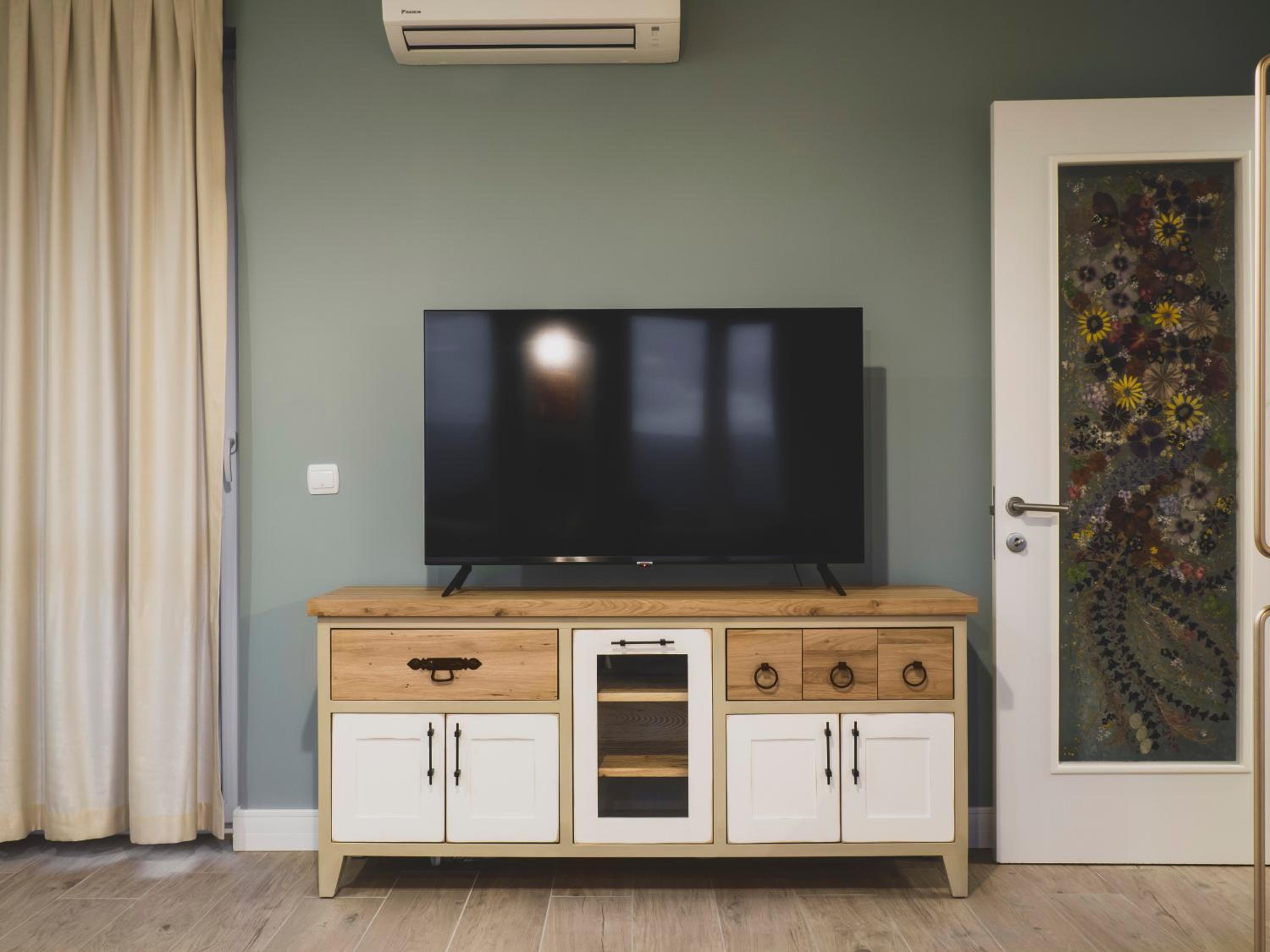 Stylish 1BD - Free Private Garage