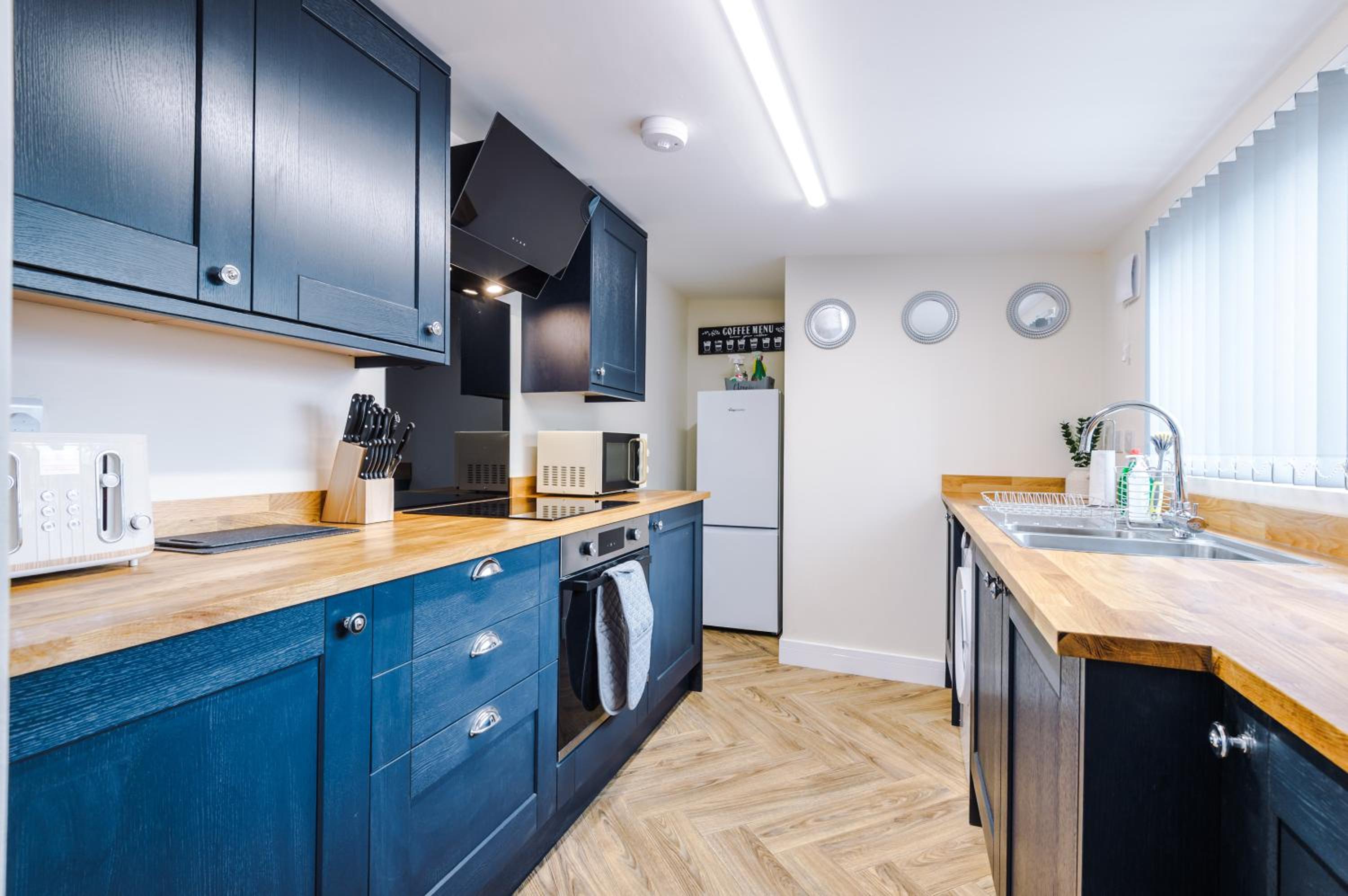 Charming & Modern 4 bed, ideal for contractors and leisure view 3