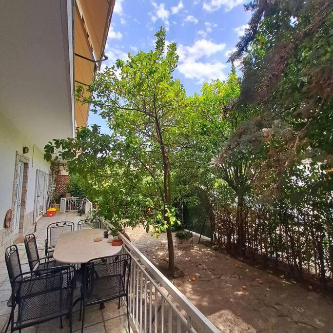 20' from the airport,20' from the center of Athens