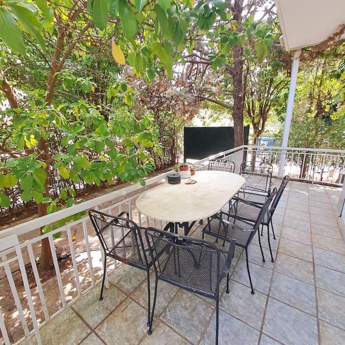 20' from the airport,20' from the center of Athens