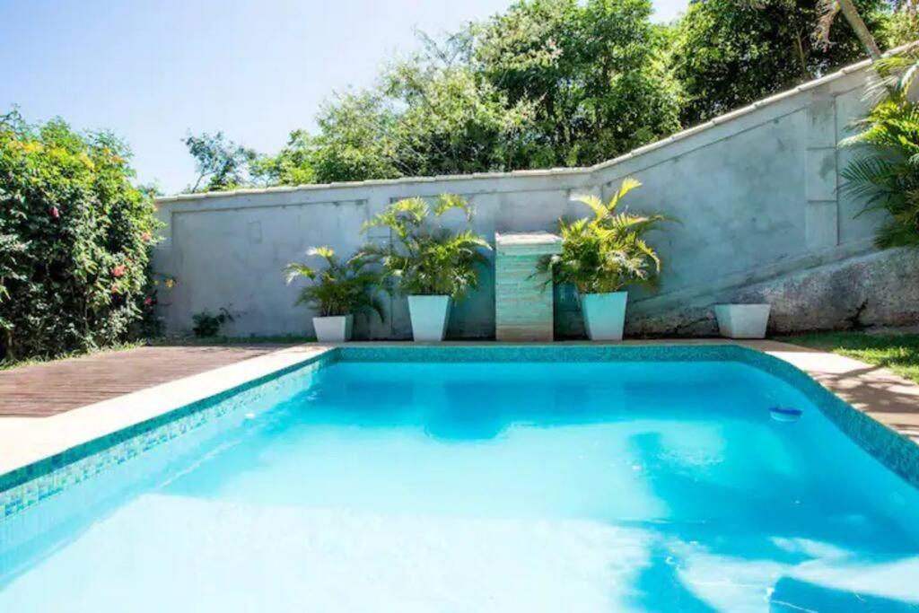 Formidável Casa com Piscina em Cond.