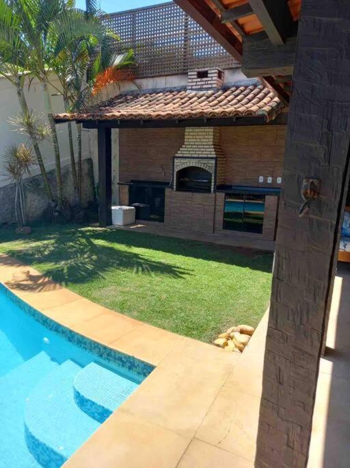 Formidável Casa com Piscina em Cond.