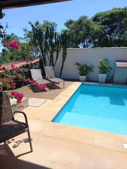 Formidável Casa com Piscina em Cond.
