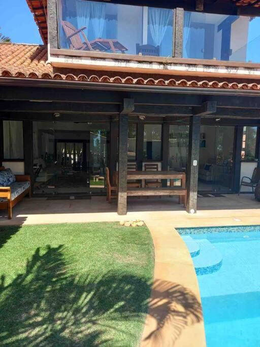 Formidável Casa com Piscina em Cond.