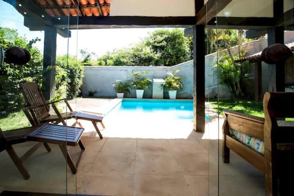 Formidável Casa com Piscina em Cond.