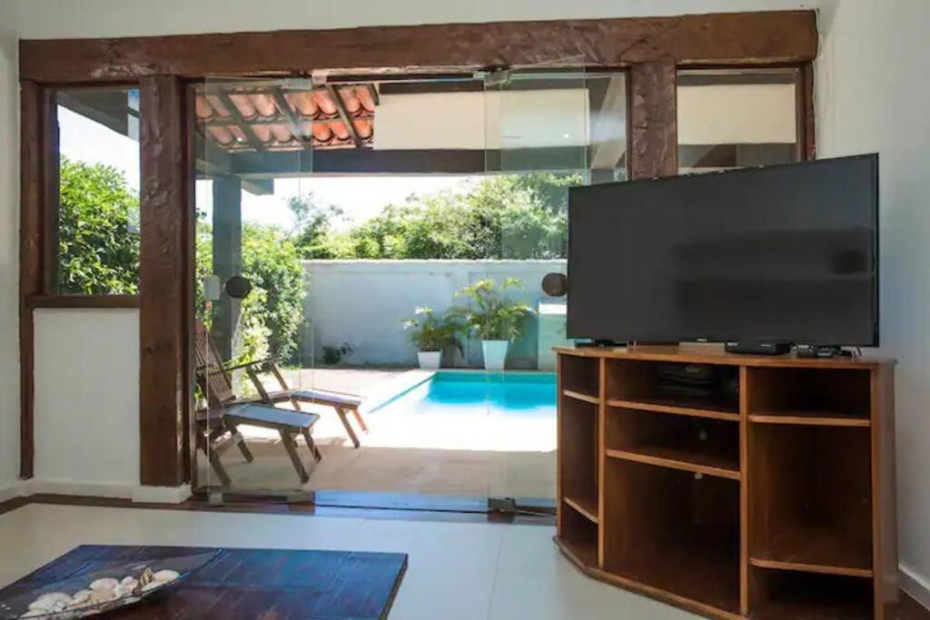 Formidável Casa com Piscina em Cond.