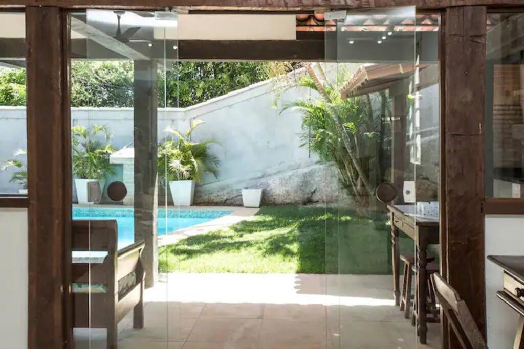 Formidável Casa com Piscina em Cond.
