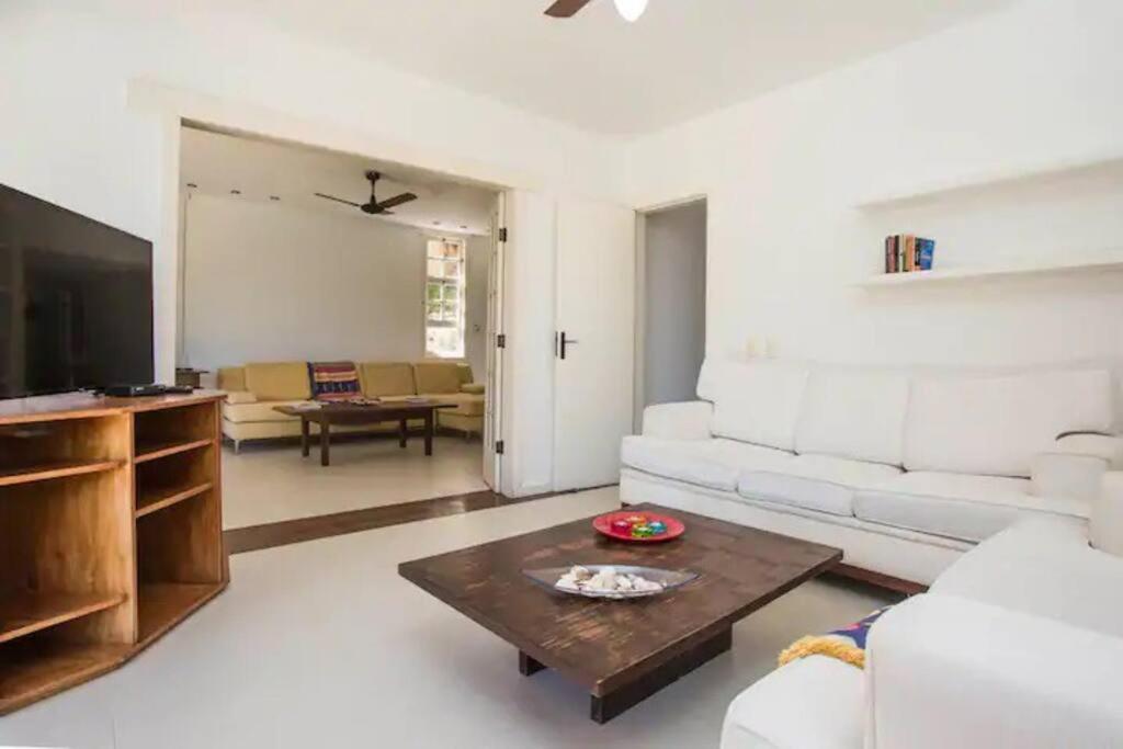 Formidável Casa com Piscina em Cond.