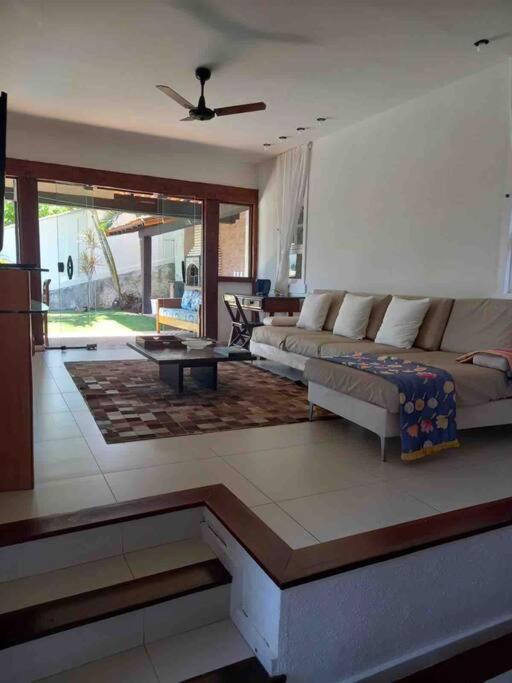 Formidável Casa com Piscina em Cond.