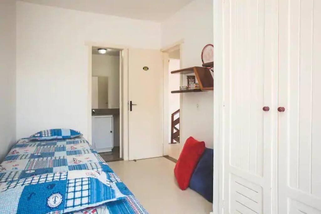 Formidável Casa com Piscina em Cond.
