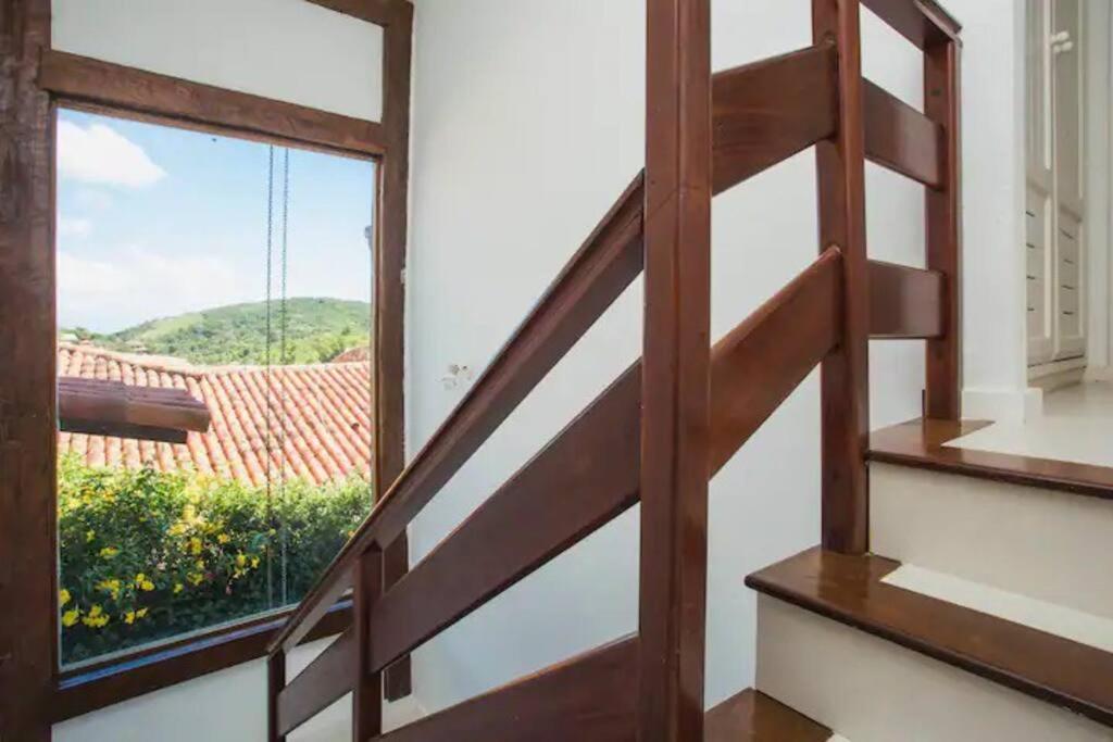 Formidável Casa com Piscina em Cond.