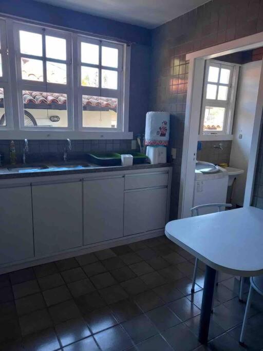 Formidável Casa com Piscina em Cond.