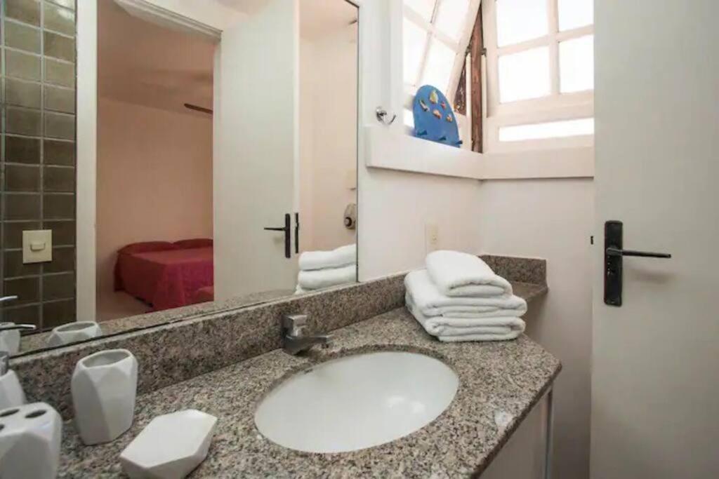 Formidável Casa com Piscina em Cond.