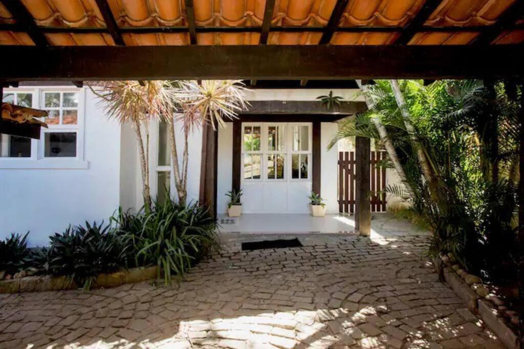 Formidável Casa com Piscina em Cond.