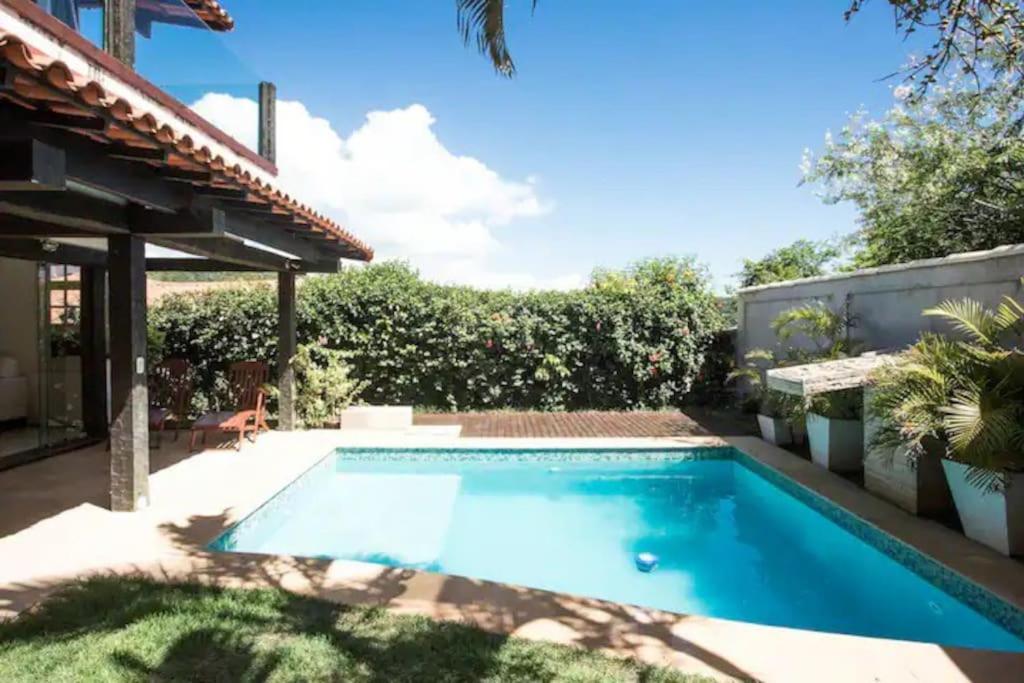 Formidável Casa com Piscina em Cond.