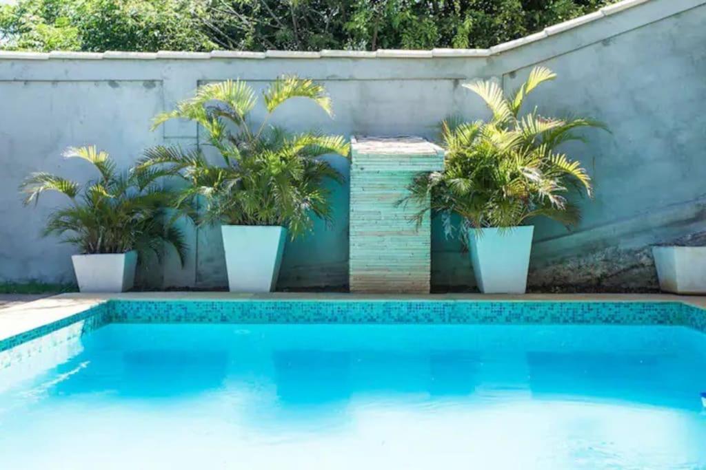 Formidável Casa com Piscina em Cond.