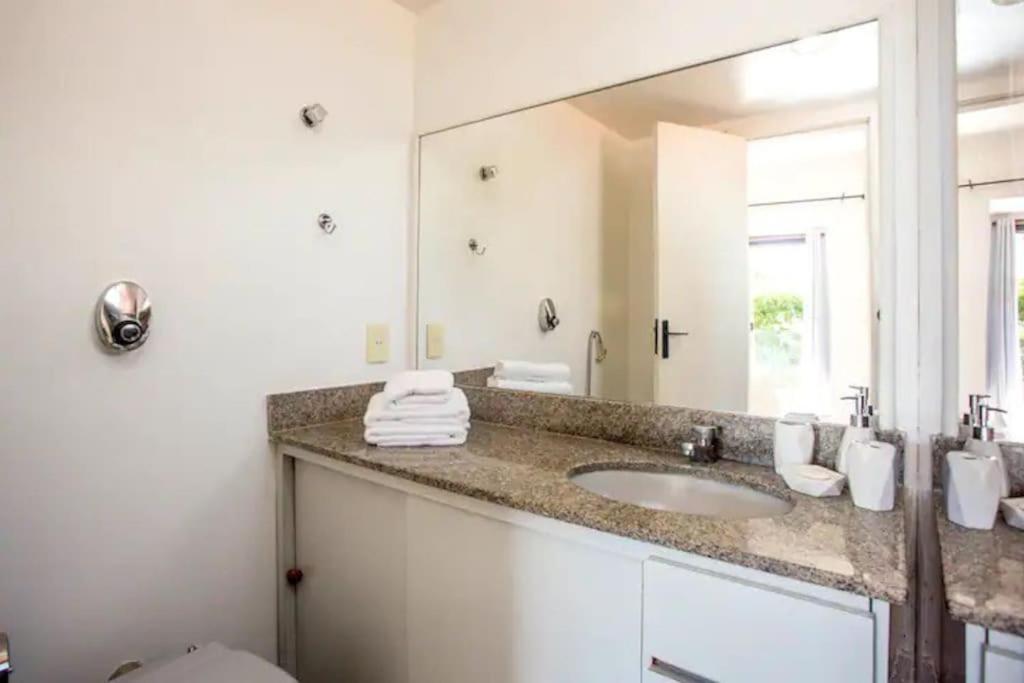 Formidável Casa com Piscina em Cond.