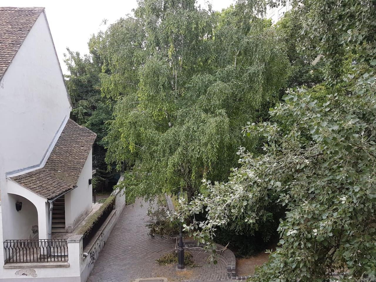 Stylish historic flat for 4 in heart of OldBuda view 4
