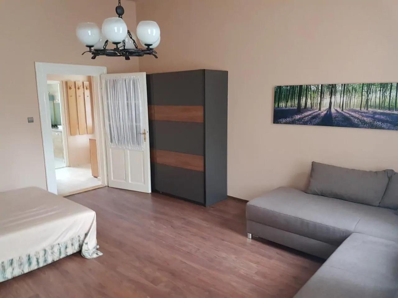 Stylish historic flat for 4 in heart of OldBuda view 2