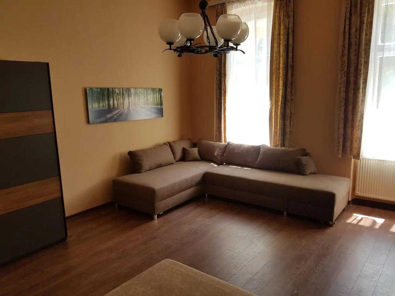 Stylish historic flat for 4 in heart of OldBuda view 3