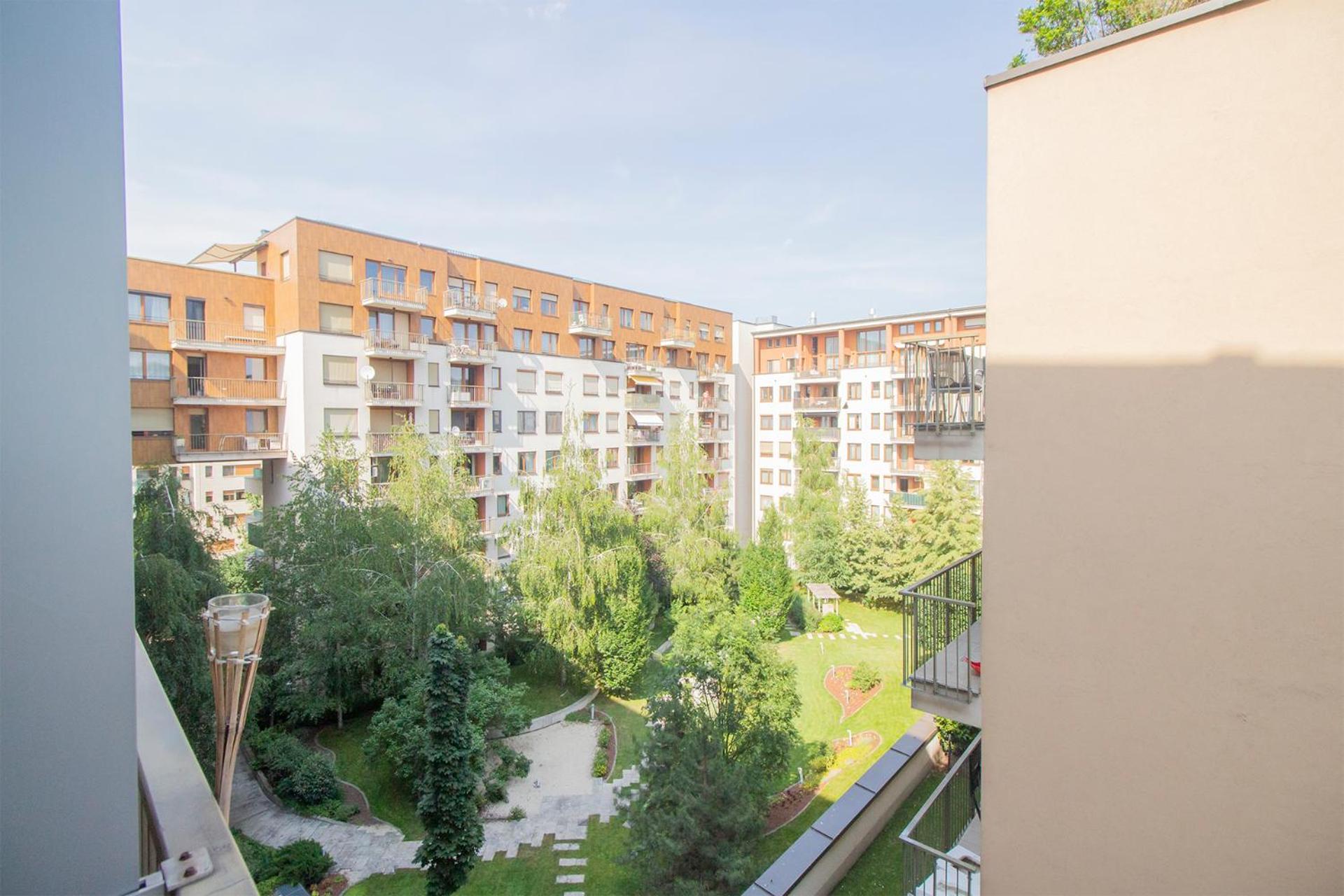 Corvin Modern Studio with AC, Parking view 3