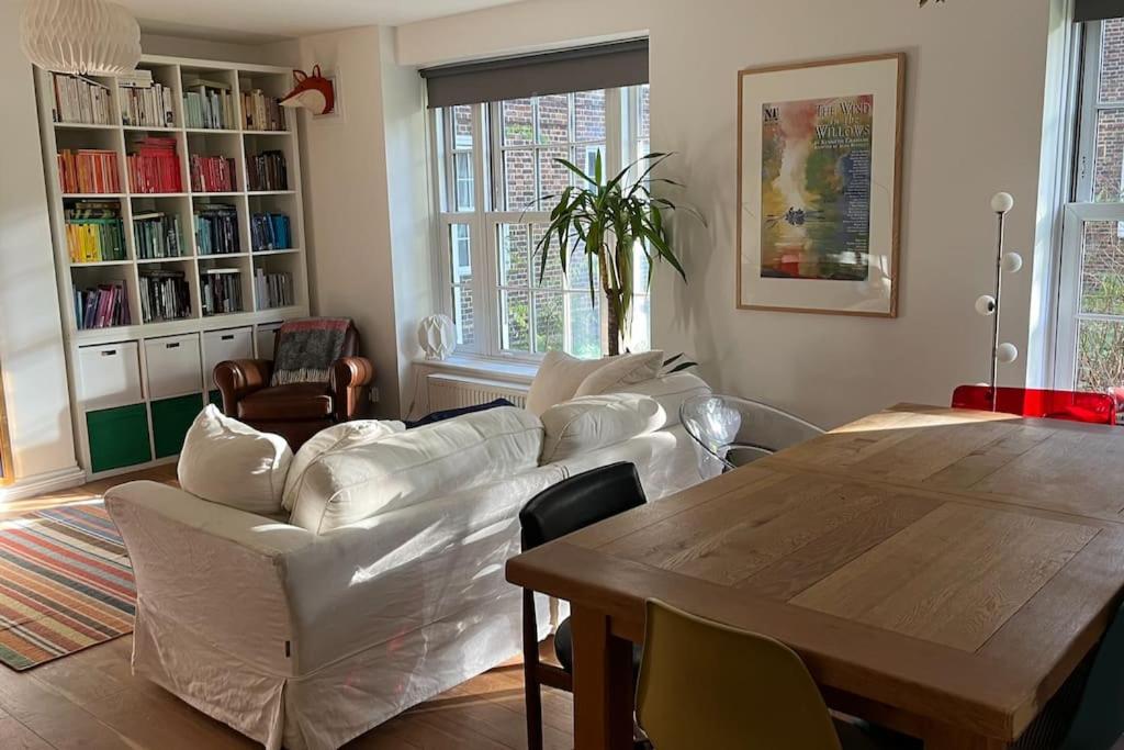 Stylish, spacious 2 bed 2 bath near Hoxton Square