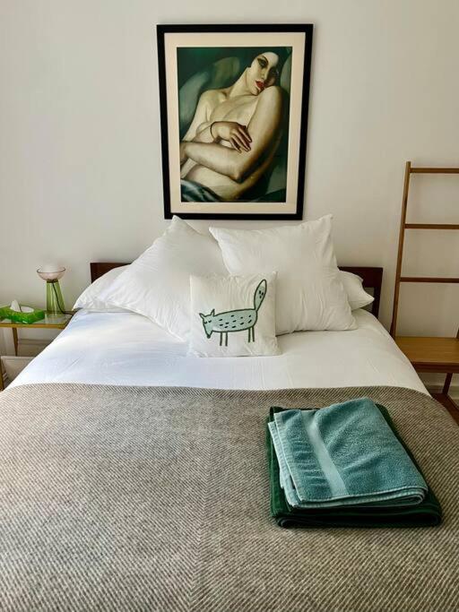 Stylish, spacious 2 bed 2 bath near Hoxton Square
