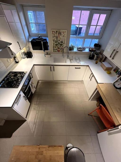 Stylish, spacious 2 bed 2 bath near Hoxton Square