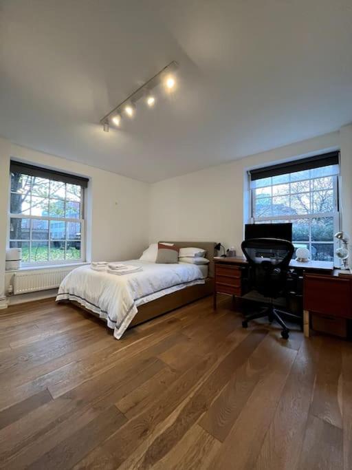 Stylish, spacious 2 bed 2 bath near Hoxton Square