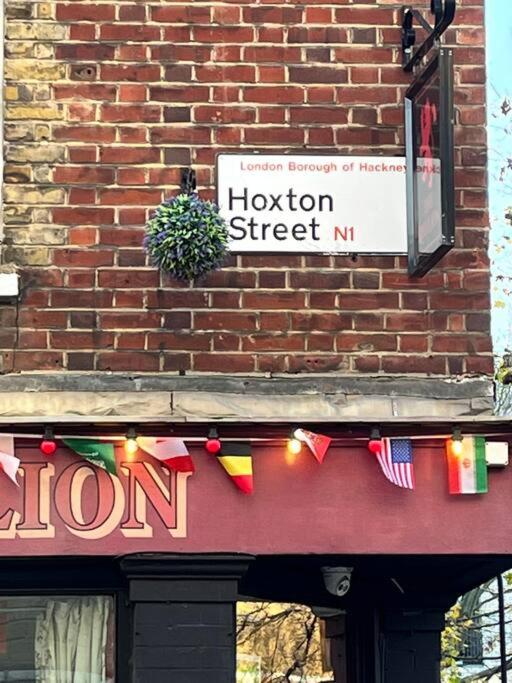 Stylish, spacious 2 bed 2 bath near Hoxton Square