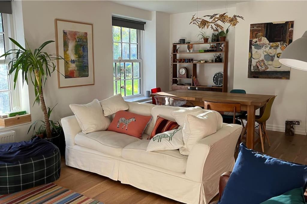 Stylish, spacious 2 bed 2 bath near Hoxton Square