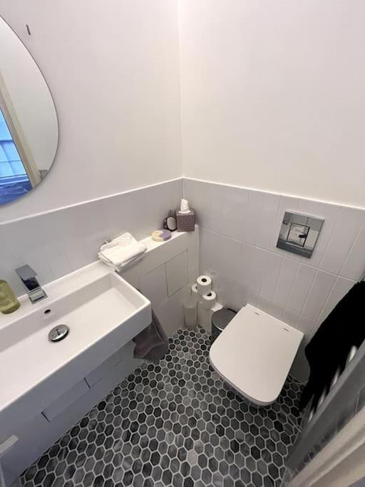 Stylish, spacious 2 bed 2 bath near Hoxton Square