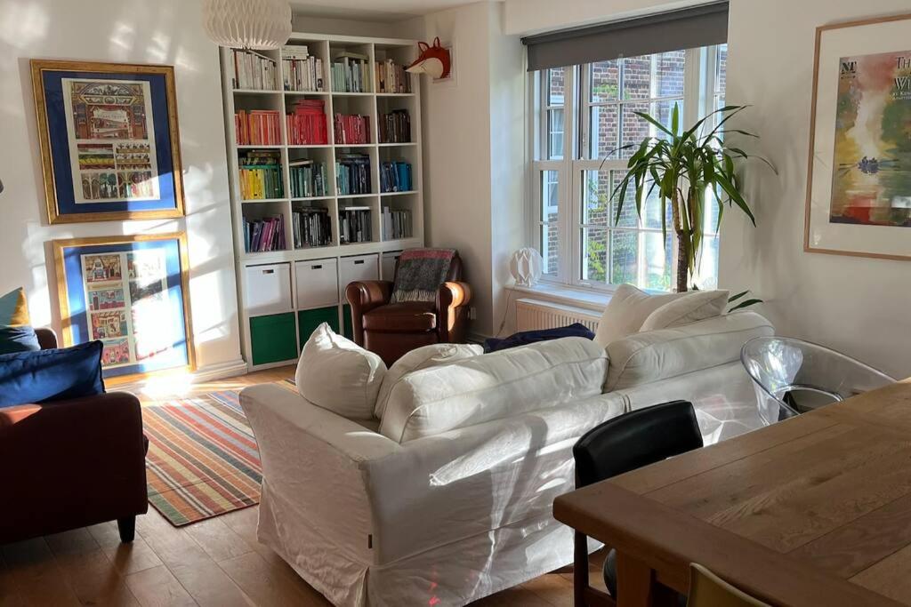 Stylish, spacious 2 bed 2 bath near Hoxton Square
