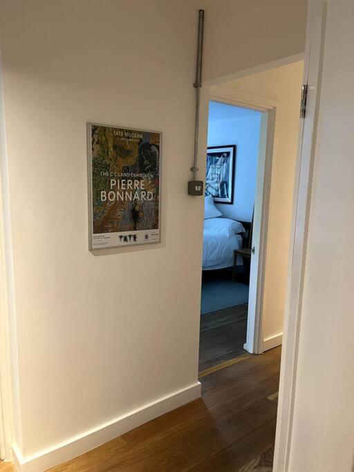 Stylish, spacious 2 bed 2 bath near Hoxton Square