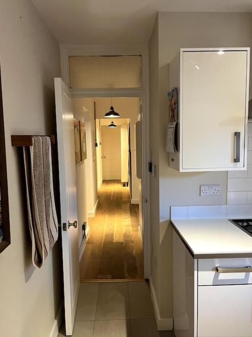 Stylish, spacious 2 bed 2 bath near Hoxton Square