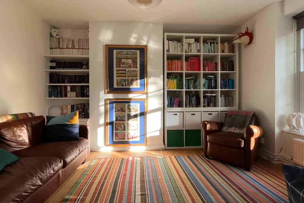 Stylish, spacious 2 bed 2 bath near Hoxton Square