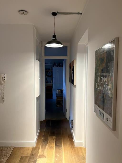 Stylish, spacious 2 bed 2 bath near Hoxton Square