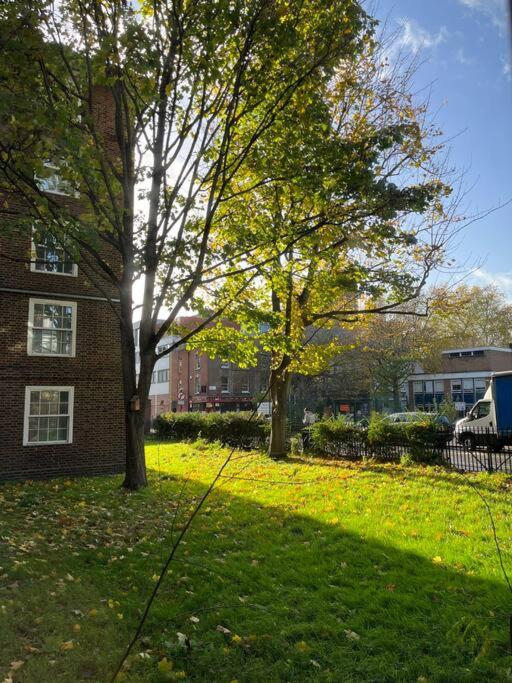 Stylish, spacious 2 bed 2 bath near Hoxton Square
