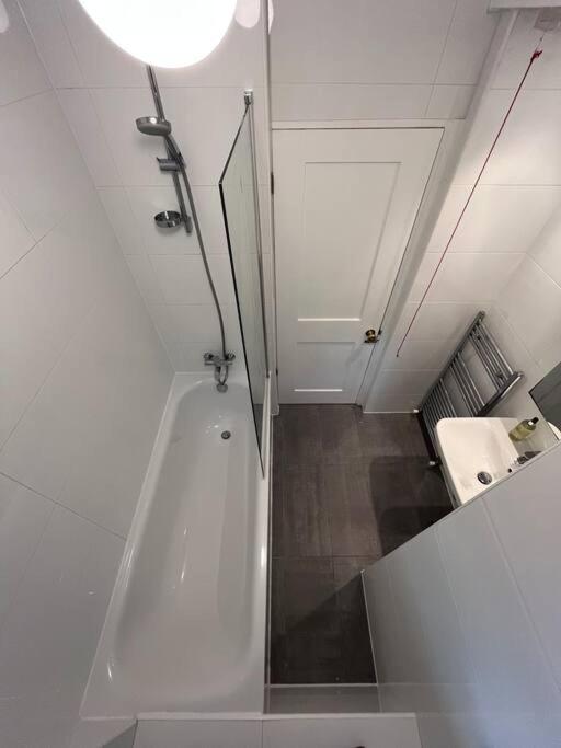 Stylish, spacious 2 bed 2 bath near Hoxton Square