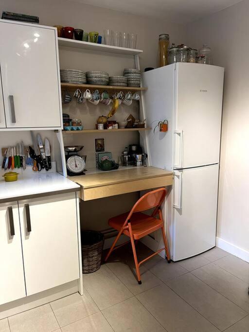 Stylish, spacious 2 bed 2 bath near Hoxton Square